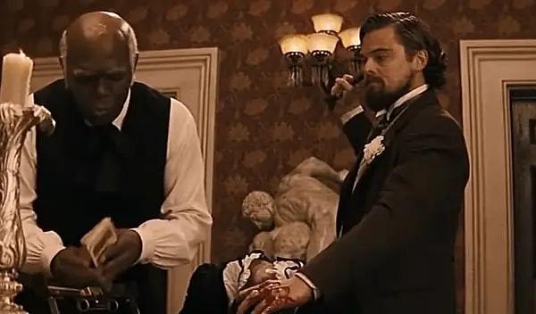 26. Calvin karakterinin Django Unchained'de elini kesmesi tesadüfen oldu. DiCaprio elini kesti ve kanamaya rağmen sahneye devam etti. Bu da sahneyi daha da korkunç hale getirdi.