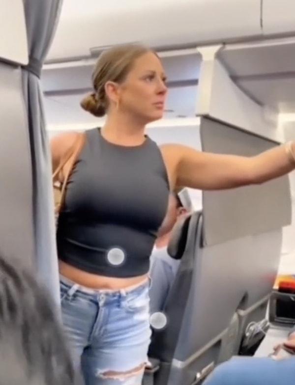 Videodaki kadın "gerçek olmadığını" iddia ettiği adamı işaret ederken tüm yolcular onun kim olduğunu anlamaya çalıştı.