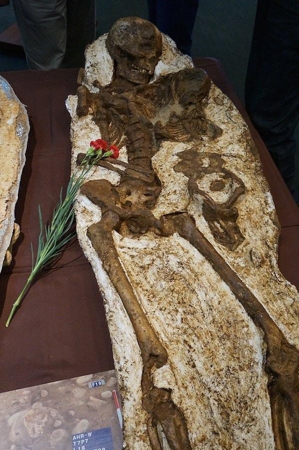 10. Tayvan'da yapılan kazılarda, bebeğini kucaklayan bir annenin 4 bin 800 yıllık kalıntıları bulunmuştu.