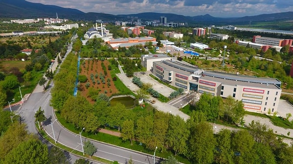 Malatya'da hava araçlarını lazer silahlarına karşı koruyacak kompozit bir madde geliştiren İnönü Üniversitesi akademisyen çiftine, trafikte araçlarına çarparak durdurmaya çalışan ve ardından saldıran dört kişiden iki tanesi, polis ekiplerinin özverili çalışması sayesinde yakalandı.