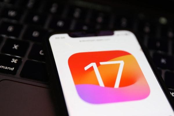 Apple, tanıtım gecesinden yaklaşık 1 ay sonra nihayet iOS 17 için herkese açık test sürümünü yayınladı.