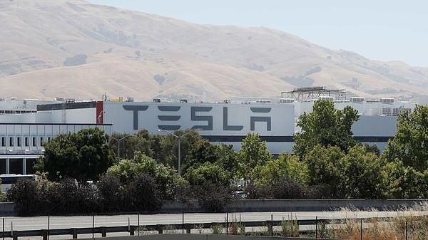 Soruşturma öncelikle Tesla'nın Teksas fabrikasını yöneten Omead Afshar'ı merkeze aldı.