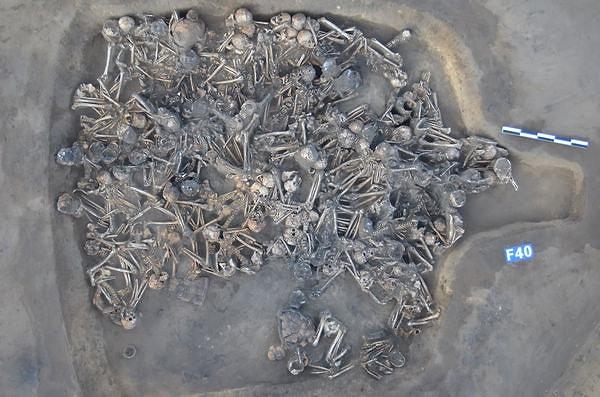 15. Çin'de 5 bin yıl önceye ait 97 kişinin bedeni bulundu. Bu insanların yanarak öldüğü tespit edildi.
