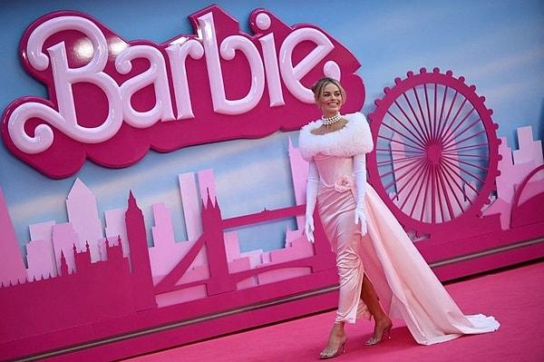 Barbie filminin yapımcılığını üstlenen Warner Bros. ise filmin İngiltere'nin ekonomisine büyük bir katkıda bulunduğu duyurdu.