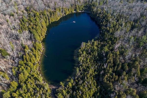 Kanada'nın bir banliyösündeki mütevazı bir göl, yakında Dünya'nın resmi tarihinde radikal yeni bir bölümün sembolik başlangıç noktası haline gelebilir: Antroposen ya da insan çağı.