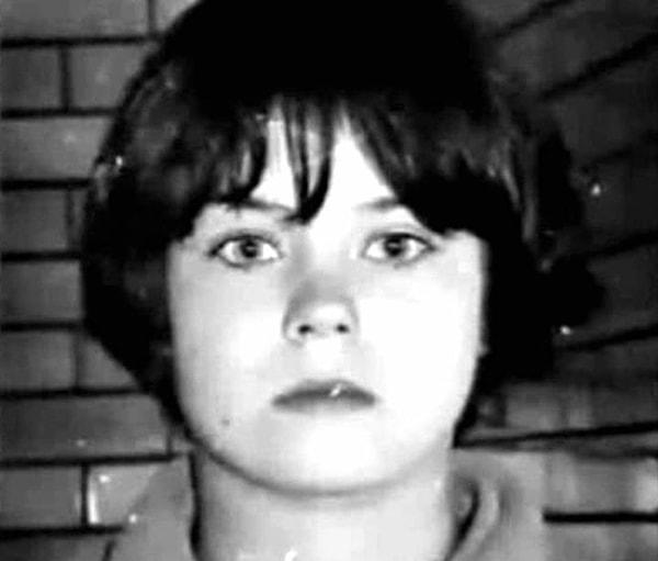 9. İngiliz tarihinin en ünlü çocuk katillerinden biri olan Mary Bell, 11 yaşındayken Martin Brown adında 3 yaşındaki bir çocuğu öldürdü.