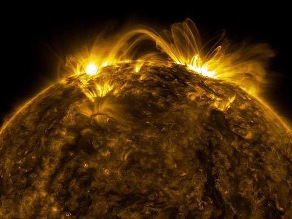 Korona, güneşin incecik üst atmosferi, tam bir tutulma sırasında görülebilen plazma ve manyetizmanın cızırdayan karışımıdır.