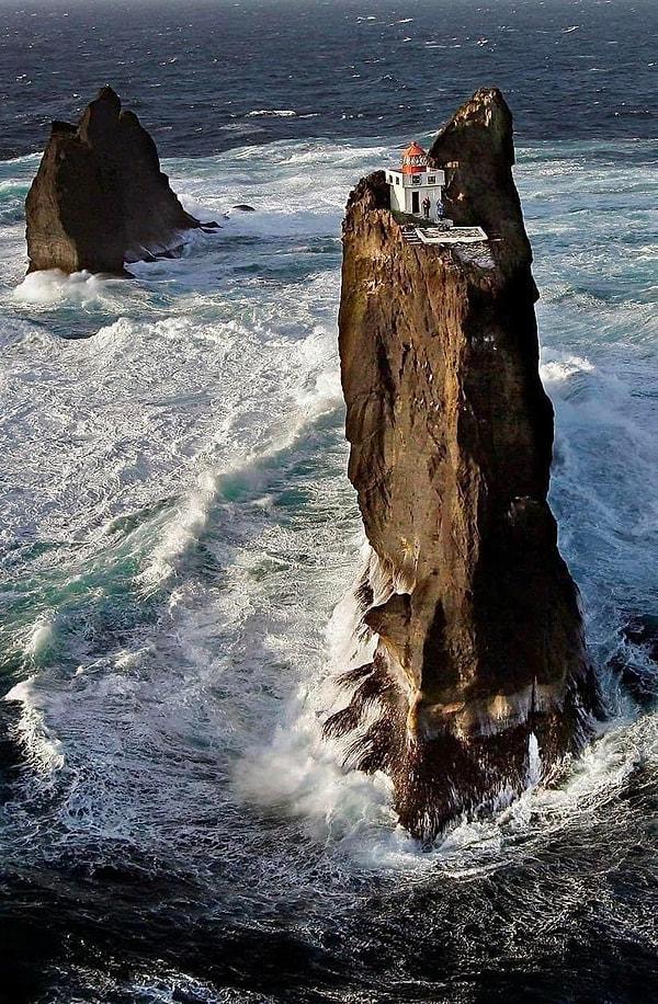 9. İzlanda, Westman Adaları'nda bir kaya sütunu üzerinde yer alan deniz feneri! Nasıl inşa ettiklerini cidden merak ettik.