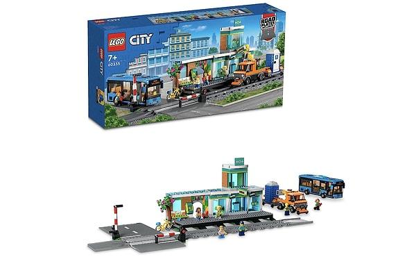 LEGO® City Tren İstasyonu 60335-7 Yaş ve Üzeri Çocuklar için Demiryolu Kamyonu, Otobüs ve Hemzemin Geçit İçeren Oyuncak Yapım Seti (907 Parça)