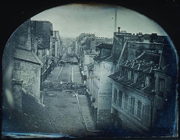 1848 Fransız Devrimi'nden olan bu görüntü, bir haberi anlatmak için kullanılan ilk fotoğraf. Yani aslında bu fotoğraf için modern haberlerin miladı diyebiliriz.