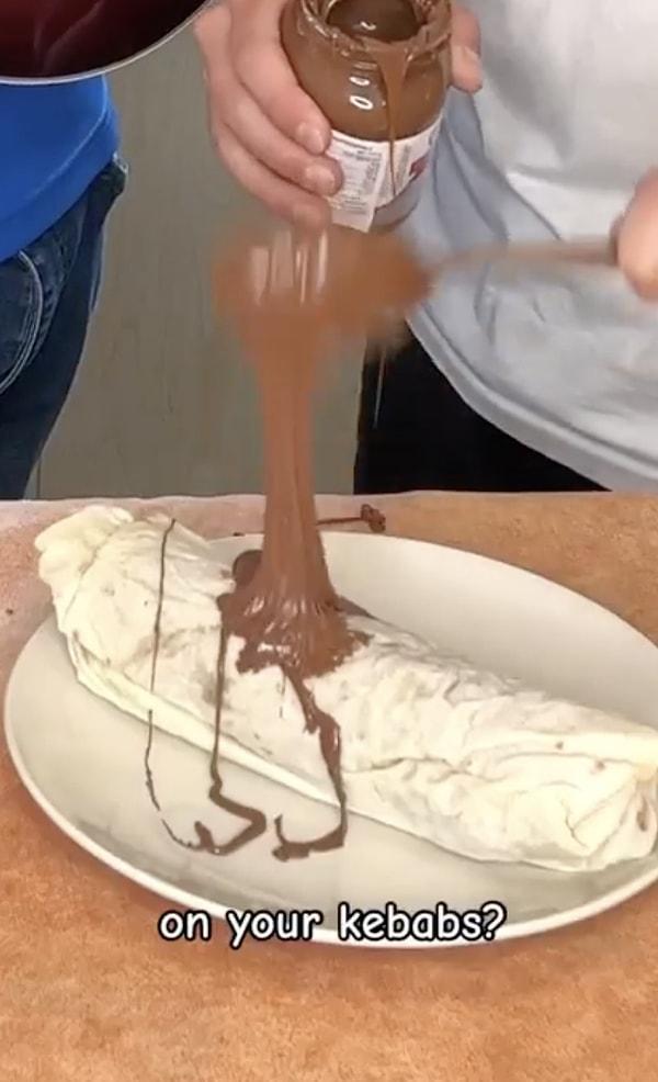 İkili videonun devamında ise kebap dürümün üzerine çikolata sürdü, bu sırada da 'Ya kebaplarınızın üzerine çikolata koyarsak?' diye sordular.