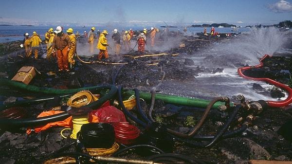 Exxon Valdez kazası, 24 Mart 1989 tarihinde Alaska'nın Prince William Körfezi'nde meydana gelen ve çevre tarihine kara bir leke olarak geçen büyük bir felakettir. Bu olay, Exxon Valdez adlı petrol tankerinin kayalıklara çarpması sonucu gerçekleşmiştir.