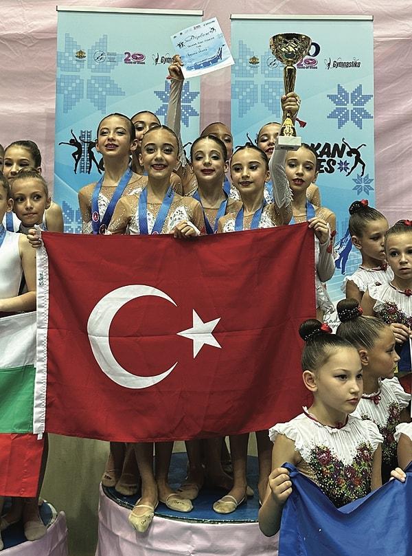 8 farklı ülkeden 62 takımın katıldığı yarışmada, İstanbul Şavkar Cimnastik Kulübü sporcuları, rakiplerini geride bırakarak 3 altın, 1 gümüş, 1 bronz madalya kazandı.