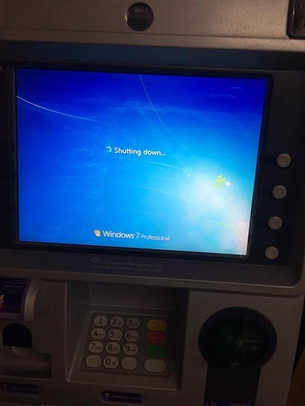8. 'Para çekmek için ATM'ye gittim ve kartımı almadan önce ekran buna dönüştü.'