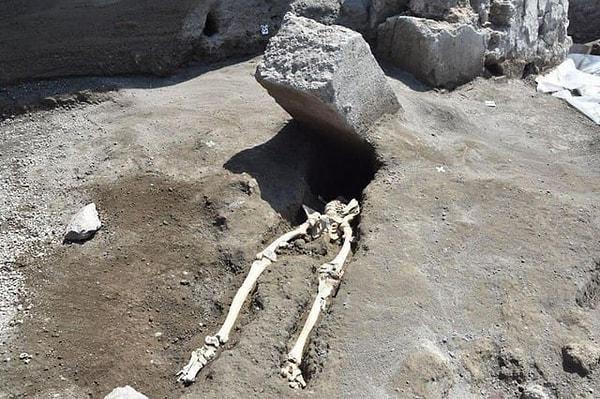 13. M.Ö. 79 yılında, Vezüv Yanardağı'nın patlaması sırasında Pompeii'de bir taş blok tarafından ezilen otuz yaşındaki Romalı bir erkek👇