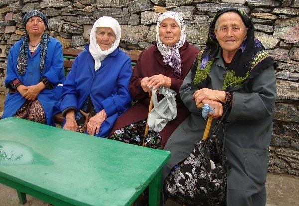 Komşumuz Yunanistan’da ortalama emekli maaşı 411 Euro, Romanya’da ortalama emekli maaşı 375 Euro ve Bulgaristan’da ortalama emekli maaşı da 350 Euro seviyesinde görülüyor.