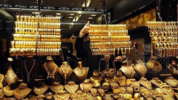 ABD'de bugün açıklanan perakende satış ve sanayi üretim verilerinin ardından ons altın, gün sonunda 16 Mayıs'tan bu yana ilk kez 1.983,64 doları gördü. Gram altın ise dolarda da rekorların etkisiyle 1.715 TL'den karşılık buldu.