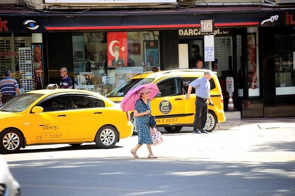 Sıcağı ile ünlü Adana'da ise hava 42 derece. Nemin de etkisiyle boğucu hale gelen sıcaklık hayatı olumsuz etkiliyor.