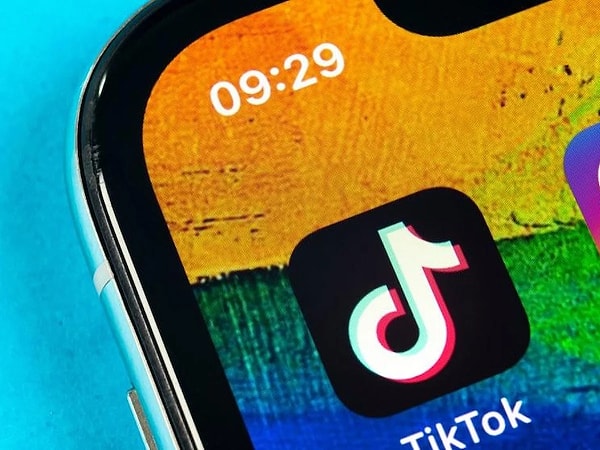 "Tehlikeli eylemleri TikTok platformunda kesinlikle yasakladığımızı belirtmek isteriz. Tehlikeli içerikleri engellemek adına içerikleri kaldırma, arama yönlendirmeleri, uyarı etiketleri uygulama ve uzmanlarla işbirliği içinde kaynakları oluşturma gibi önlemler için büyük yatırımlar yapıyoruz"