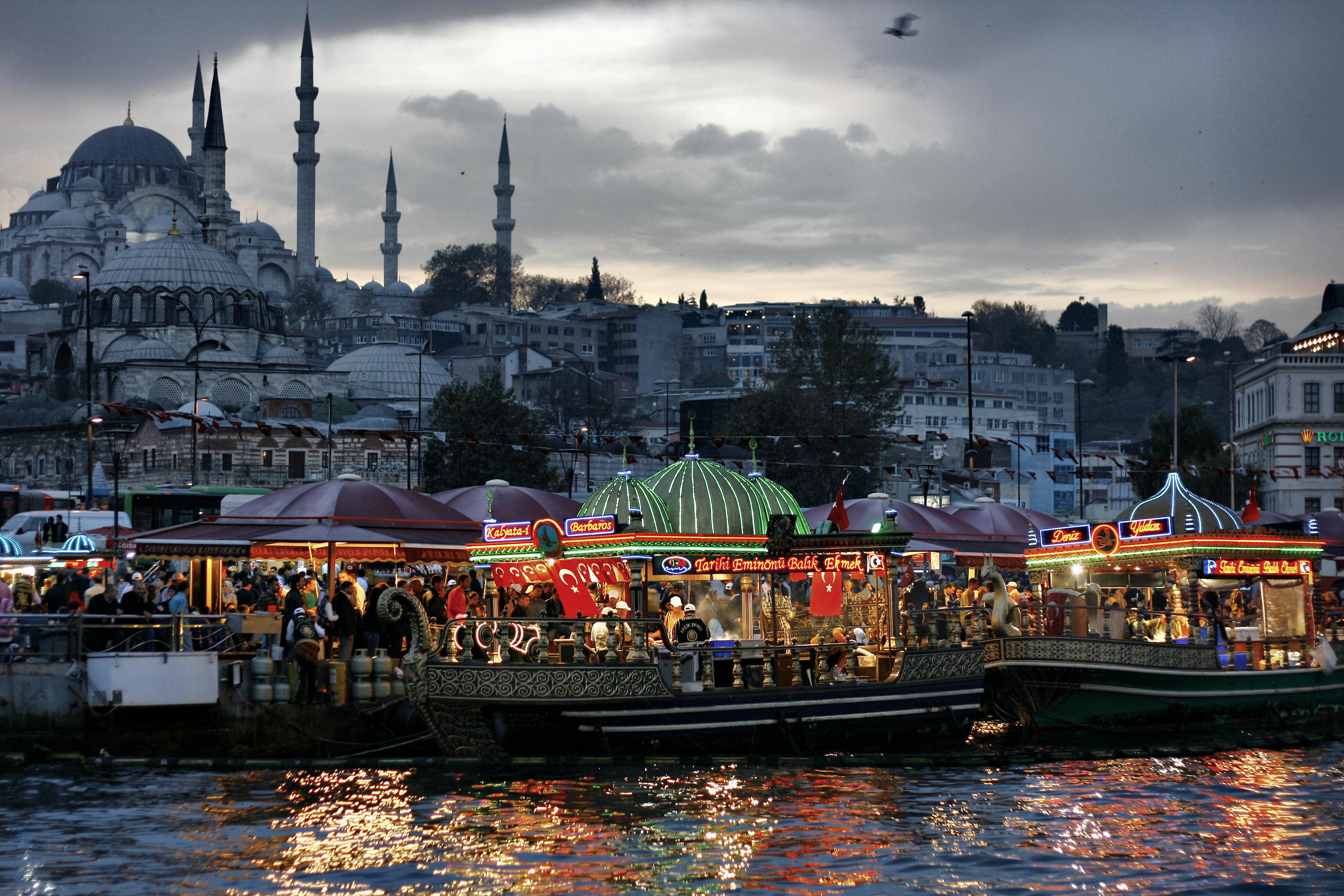 Поехать в стамбул. Стамбул балык экмек Галатский мост. Эминеню Стамбул. Площадь Эминеню Стамбул. Пристань Эминеню.