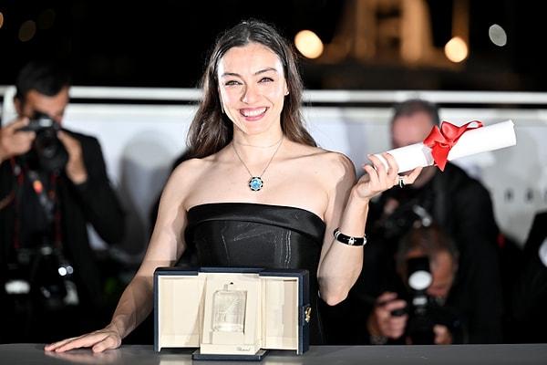 Merve Dizdar, 76. Cannes Film Festivali'nde 'En İyi Kadın Oyuncu' Ödülüne layık görülmüştü.
