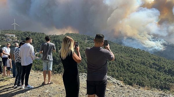 Dumanların yükseldiğini gören mahallelinin ihbarı üzerine bölgeye Orman Bölge Müdürlüğü’ne ait çok sayıda yangın söndürme ekibi sevk edildi.