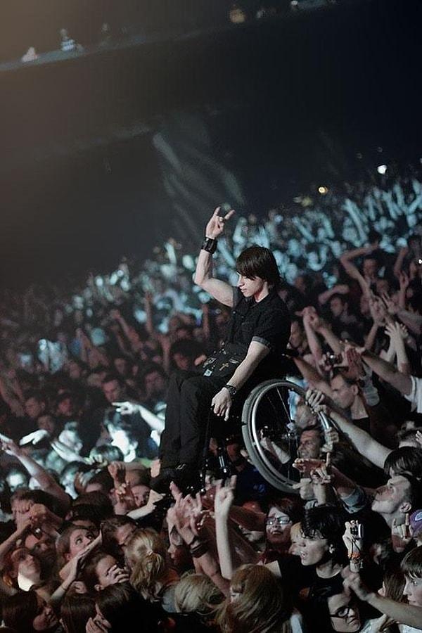 12. Moskova'daki konserde, bir çocuk engelli olması nedeniyle hayranı olduğu sanatçıyı izleyemedi, bu yüzden izleyiciler onu havaya kaldırdı.