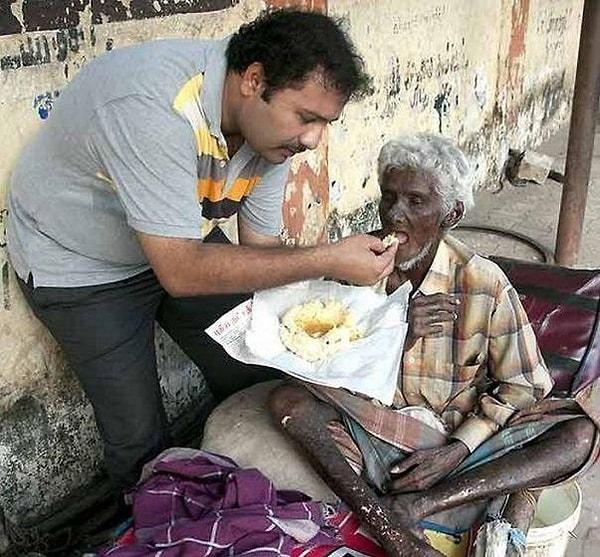 13. Krishnan, iyi bir işi ve geliri olan ödüllü bir şefti ancak işini bıraktı ve evsizler için gönüllü olarak çalışmaya başladı.