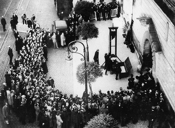 17 Haziran 1939'da hüküm giymiş seri katil Eugen Weidmann, altı kişiyi öldürüp soyduktan sonra Fransa'nın Versailles kentinde giyotin ile idam edildi.