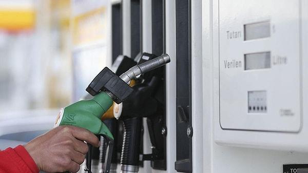 Benzin ve motorinde vergi zammı, yaklaşık yüzde 22 seviyelerinde olurken, litrede 6 lira gibi bir artış söz konusu oldu.