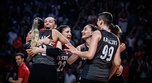 Tüylerimizi diken diken eden mücadelede Filenin Sultanları, Çin'i 3-1'lik skorla yenerek tarih yazdı. Melissa Vargas, Ebrar Karakurt, Zehra Güneş ve kaptan Eda Erdem harika bir iş çıkardı. Sonunda da o beklediğimiz altın madalyayı kazandık.