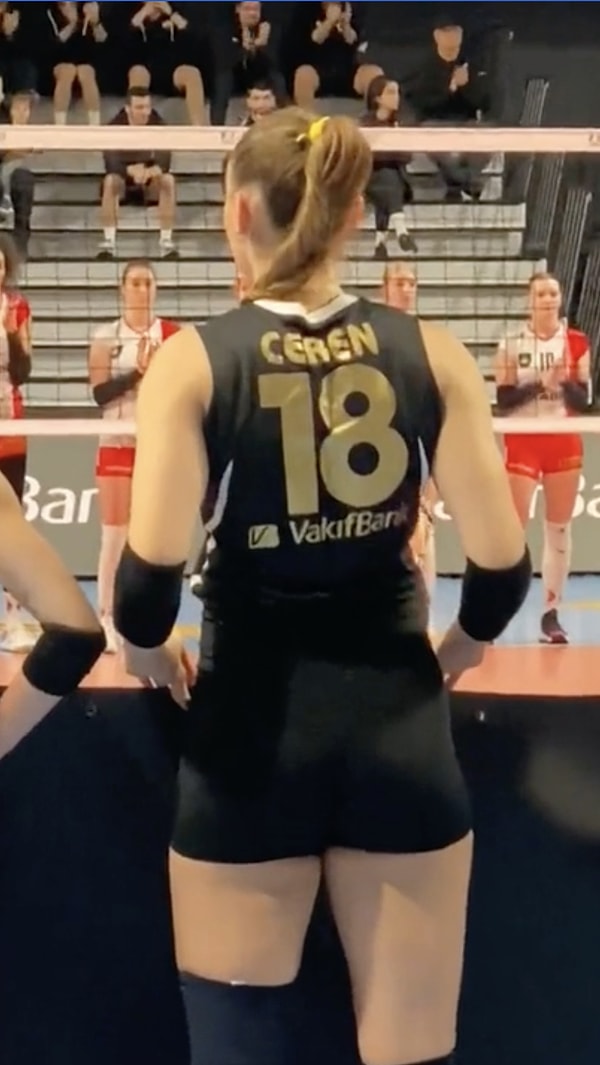 Zehra Güneş, Lodz maçımız öncesi yapılan saygı duruşuna, yaşadığımız deprem felaketinde hayatını kaybeden R.K. Hatay Voleybol Kulübü oyuncusu Ceren Topal’ın isminin yazılı olduğu formasıyla çıkmıştı.