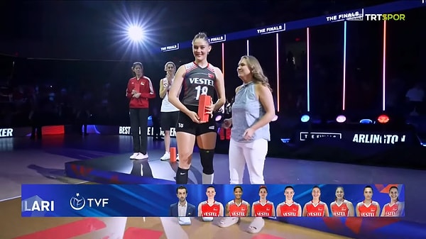 Çin'i yenerek FIVB Milletler Ligi şampiyonu olan Filenin Sultanları hepimizi gururlandırırken, turnuvanın en iyi orta oyuncusu ödülünü Zehra Güneş kazandı🥇