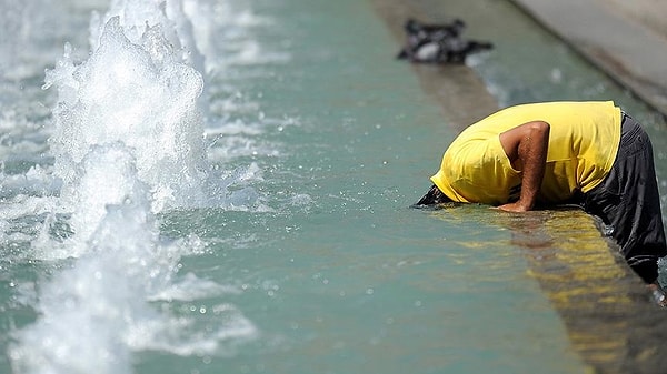 Meteoroloji Genel Müdürlüğü tarafından yapılan açıklamaya göre; Batı ve Güney bölgemizde etkili olan sıcak hava dalgasının 19 Temmuz Çarşamba gününden itibaren tüm yurtta etkili olacağı tahmin edildi.