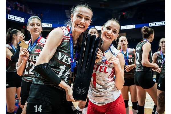 Milletler Ligi'nde A Milli Kadın Voleybol Takımı'nın başarısı, tüm Türkiye'yi olduğu gibi Demet Akalın'ı da gururlandırdı. Ancak Akalın'ın bu gururu, eski antrenör Guidetti'ye olan tepkisini gizlemesine engel olmadı.