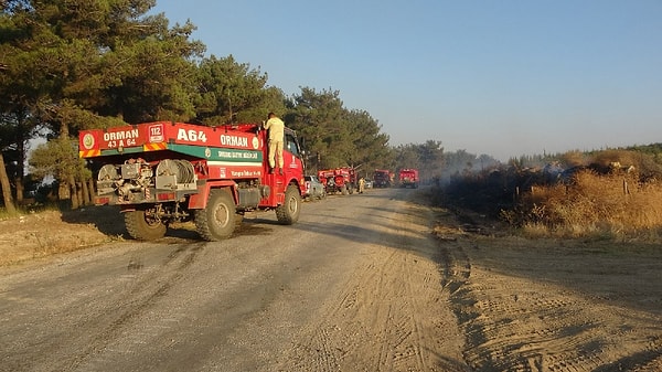 Çanakkale Orman Bölge Müdürlüğü’nden çok sayıda ekibin yanı sıra, çevrede oturan köylüler de kendi su tankerleriyle destek verdi.