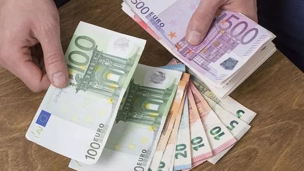 Dolar/TL bu sabah 26,50 seviyesini aşarak rekor tazeledi. Kur 26,72’yi gördü. 1 Euro ise bugün ilk kez 30 lira seviyesini aştı ve 30,10 seviyesini gördü.