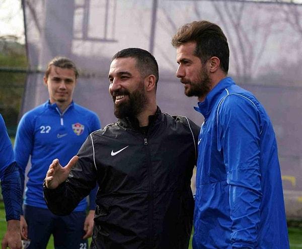 Eyüpspor teknik direktörlük görevine getirilerek kariyerinde yeni bir sayfa açan Arda Turan, takımını Süper Lig'e çıkarmak için mücadele ediyor.