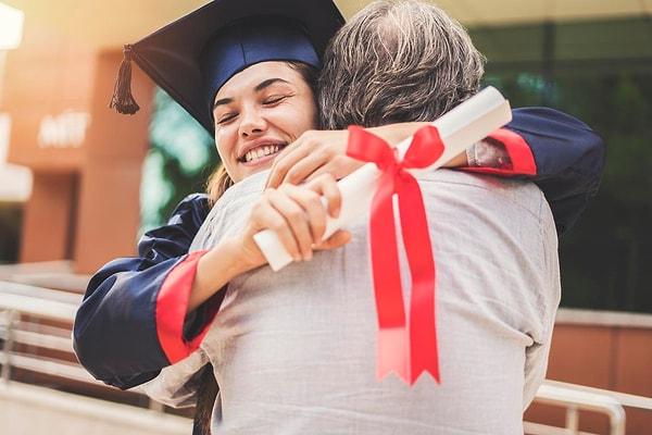 Her gencin bir üniversiteden mezun olmak ve eğer varsa akademik kariyer hayallerini gerçekleştirmek hakkı gibi görünse de ne yazık ki bu süreçte umutsuzluk yaşayan çok insan var.