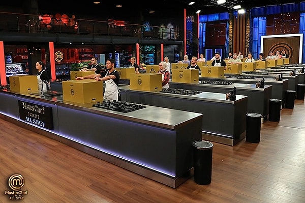 2. MasterChef Türkiye All Star'da yaşanan ilk elemenin ardından, yepyeni bir hafta yepyeni bir yarışma dün akşam ekranlardaki yerini aldı. Güzide'nin erken ve talihsiz elemesinden sonra yedeklerden giren yarışmacı da daha başlangıçta yeni bir heyecan yarattı. Haftanın ilk gününde mavi ve kırmızı takım kaptanlarının belirlendiği kaptanlık oyununu kim kazandı? Mavi ve kırmızı takımlar nasıl oldu? İşte MasterChef All Star'da kaptanlık oyunu kazananı...