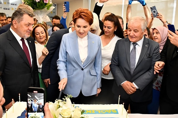 Deneyimli siyasetçi daha sonra genel merkezde kendisi için hazırlanan doğum günü pastasını keserek, kutlamaları kabul etti.