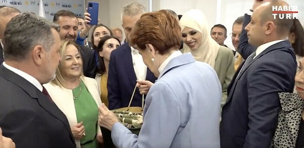 Akşenere'e partileler tarafından çicek ve pastanın yanı sıra manevi değeri olan hediyeler takdim edildi.