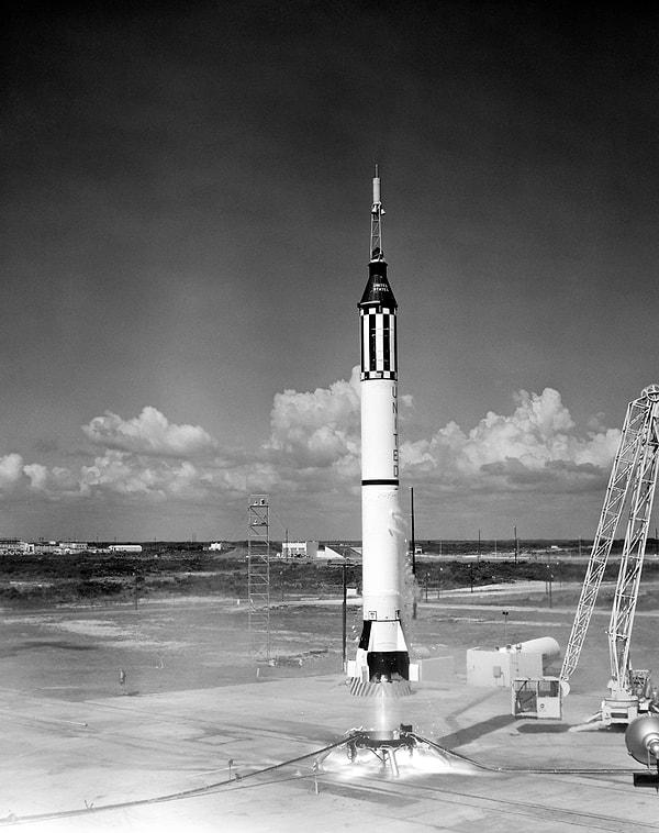 NASA'nın ilk büyük projelerinden biri, Alan Shepard'ın 1961'de Freedom 7 adlı uzay aracıyla yörünge dışı uçuş yaparak Amerika Birleşik Devletleri'nin ilk astronotu olmasıydı.