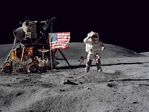 Apollo programının toplam maliyeti o dönemde yaklaşık olarak  25 milyar dolardı.
