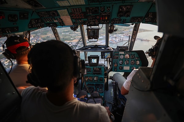 Kızılkeçili köyünde başlayan ve büyük bir alanda etkili olan yangına, 7 uçak, 21 helikopter, 110 arazöz, 18 iş makinası ve 584 personelle müdahale edildi.