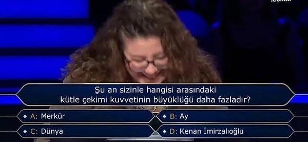 Sorunun D şıkkı yarışmacıyı ve Kenan İmirzalıoğlu'nu güldürürken, Kenan İmirzalıoğlu soru karşısında "Ben de adımı hiç burada beklemezdim" dedi.