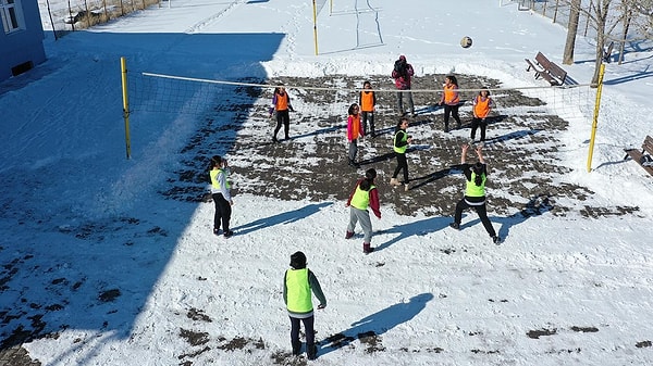 Voleybolun kız çocukları arasında bu kadar yaygın olması, bu sporda yetenekli gençlerin yetişmesini de beraberinde getirdi. Her ne kadar altyapı tesisleri yeterli olmasa da, sokaklarda öğrenip bu sporu meslek haline getiren çok sayıda kişi oldu.