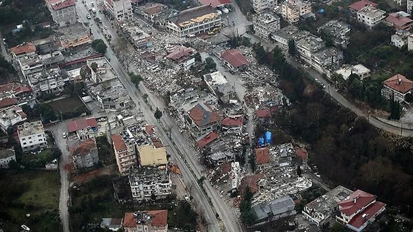 ''Depremde ölmedin ama başka türlü ölürsün. Bakanın göstermiş olduğu irade eğer gerçekten bugünkü hükümetin iradesiyse daha yetkili bakanlar bunu bir şekilde siyasete ve şova yönlendirir, tadını da kaçırıp yine bildiğimiz usulden ziyade rastgele birtakım şekle dönüştürüşe bu en büyük umut kırıcı olur ve bir daha düzelmeyiz diye karamsarlığa kapılırız. Bakan gerçekten hükümetin fikrini yansıtıyor ve siyasi iradenin en yetkilisi de bu tavırdaysa bu yapılan da alınan karar da en doğrudur.''