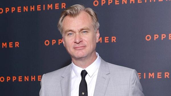 Christopher Nolan ise senaryoları neden oyuncularla dijital olarak paylaşmak yerine elden teslim etmeyi tercih ettiğini açıkladı.