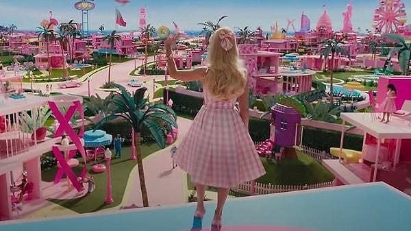 Filmin 'Barbie'si Margot Robbie, Aralık 2022'de yaptığı bir söyleşide Barbie filminin oyuncak tarzı barındırdığına dair ipuçları vermişti.